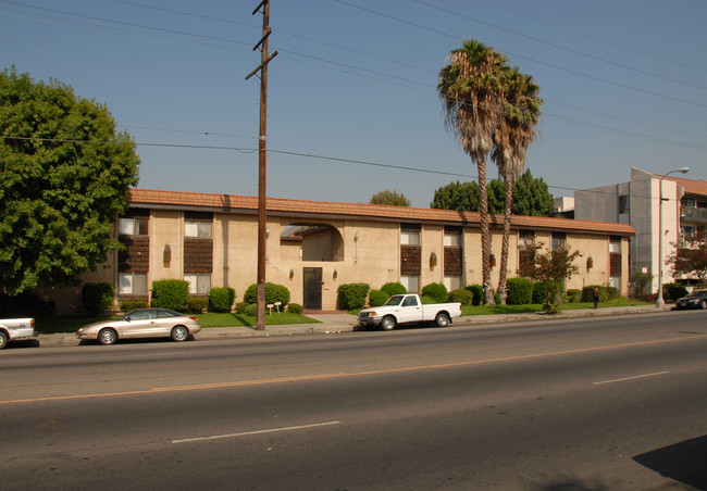 Villa Van Nuys Apartments in Panorama City, CA - Foto de edificio - Building Photo