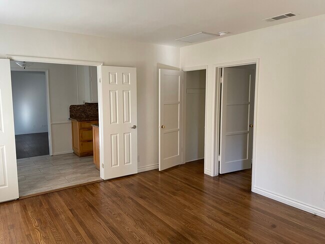 1023 E Spazier Ave in Burbank, CA - Building Photo - Building Photo