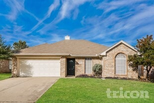 7501 Ashcroft Cir in Fort Worth, TX - Building Photo