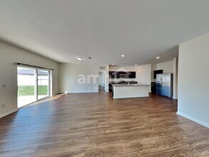 8714 Layalie Way in Gibsonton, FL - Foto de edificio - Building Photo