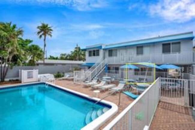 4228 N Ocean Dr, Unit 14 in Lauderdale-by-the-Sea, FL - Building Photo - Building Photo