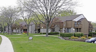 College Court Apartments in Oak Creek, WI - Building Photo