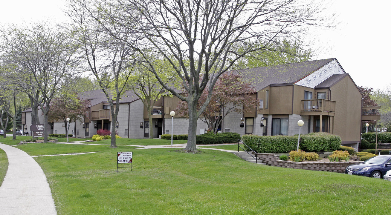 College Court Apartments in Oak Creek, WI - Foto de edificio