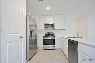 3738 Swift Fox Rd in New Braunfels, TX - Foto de edificio - Building Photo