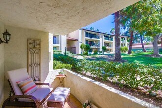 17637 Pomerado Rd in San Diego, CA - Foto de edificio - Building Photo