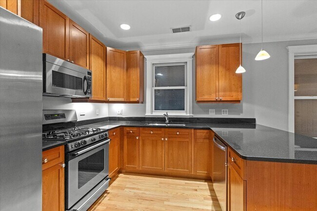 property at 830 W Roscoe St
