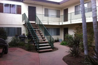 Casa Valencia Apartments in Oxnard, CA - Building Photo - Building Photo