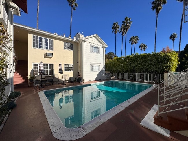 12000 Moorpark St in Los Angeles, CA - Foto de edificio - Building Photo