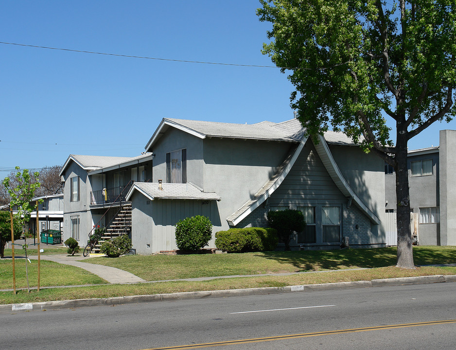 1430 S Raitt St in Santa Ana, CA - Building Photo