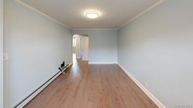 67-12 Juno St, Unit 1 in Queens, NY - Foto de edificio - Building Photo