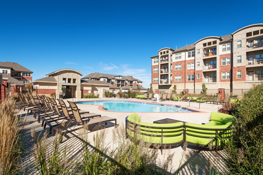 Broadmoor at Jordan Creek in West Des Moines, IA - Building Photo