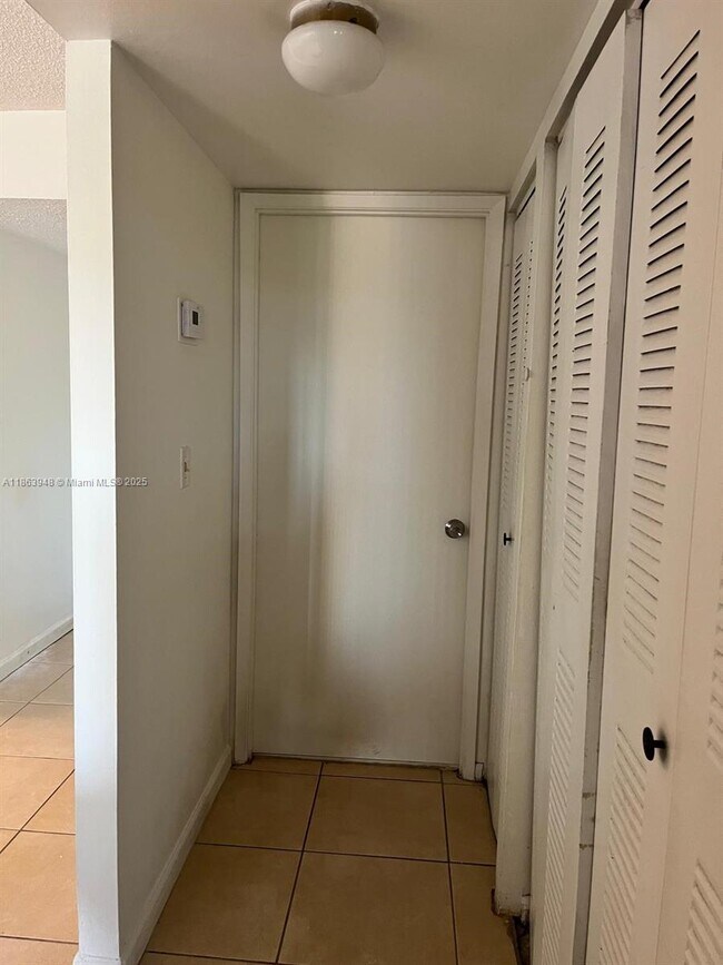8005 Lake Dr in Doral, FL - Building Photo - Building Photo