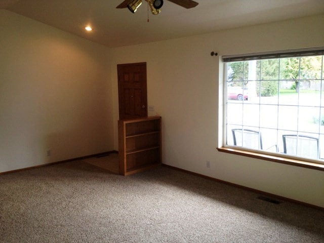 917 SE Marine Dr in College Place, WA - Building Photo - Building Photo