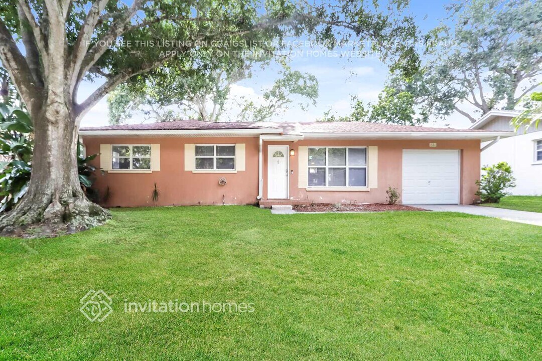 1520 Price Cir in Clearwater, FL - Foto de edificio