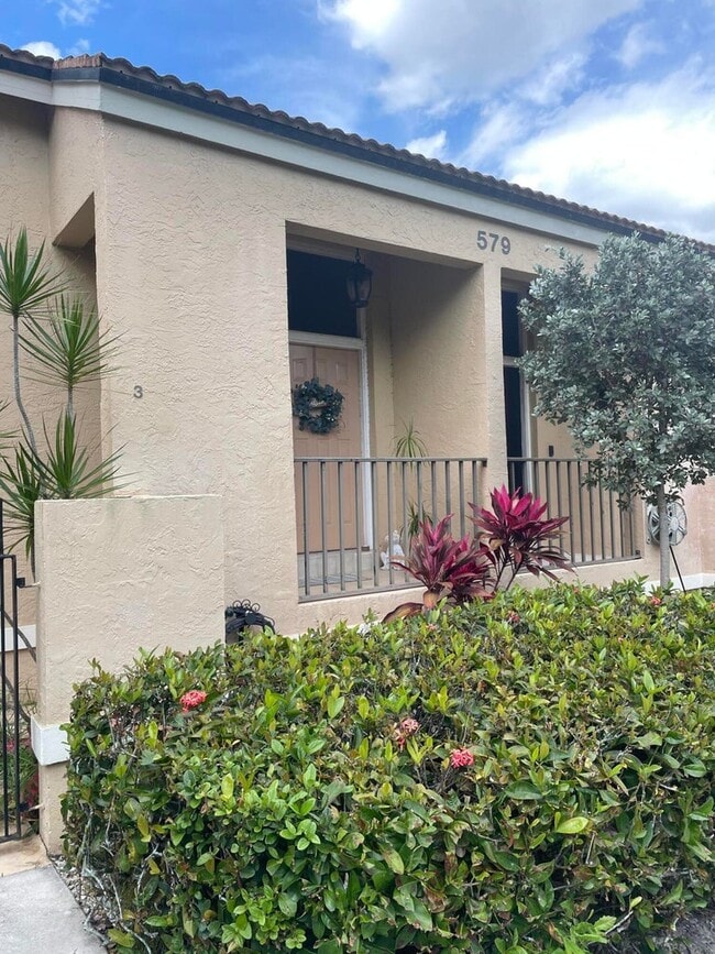 579 Prestwick Cir in Palm Beach Gardens, FL - Building Photo - Building Photo