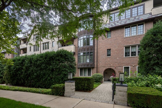 1600 Green Bay Rd in Highland Park, IL - Building Photo - Building Photo