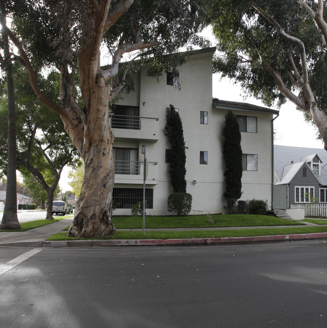 5821 Sylmar Ave in Van Nuys, CA - Foto de edificio - Building Photo