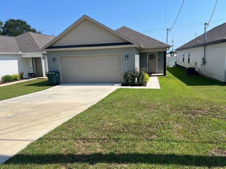 102A Whispering Pines St in Enterprise, AL - Building Photo