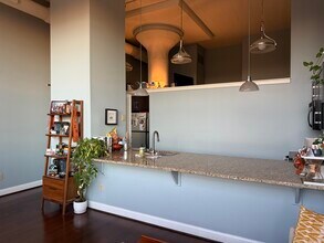 2429 Locust St, Unit 205 in Philadelphia, PA - Foto de edificio - Building Photo