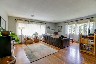 717 Southwest Dr in Champaign, IL - Foto de edificio - Building Photo