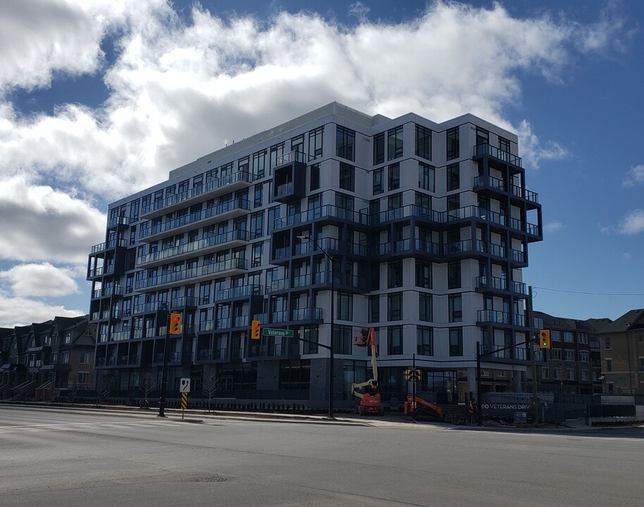 180 Veterans Dr in Brampton, ON - Building Photo