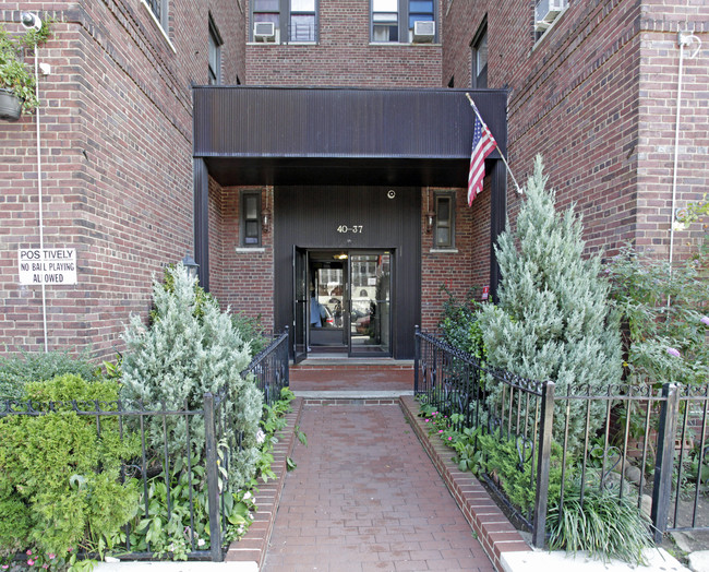 40-37 77th St in Elmhurst, NY - Foto de edificio - Building Photo