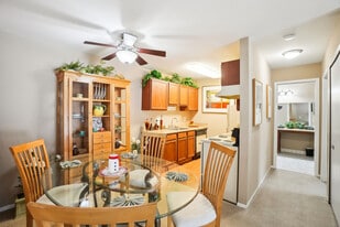 Round Hill Apartments in Waterford, MI - Building Photo