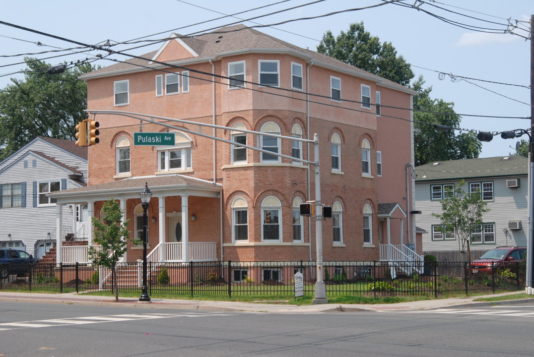 137 Roosevelt Ave in Carteret, NJ - Building Photo