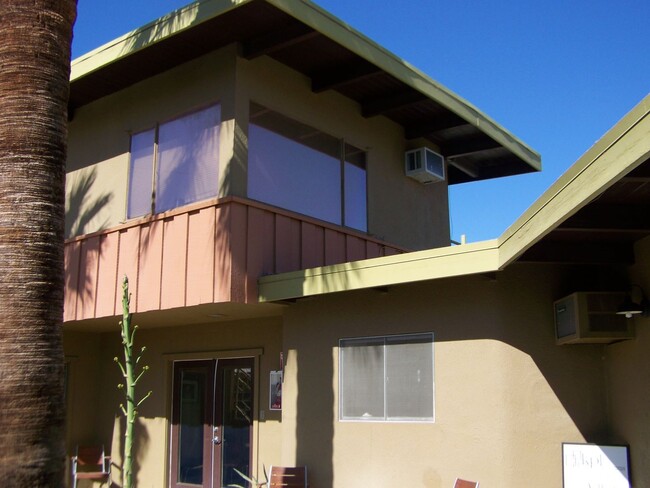 2583 N Palm Canyon Dr in Palm Springs, CA - Building Photo - Building Photo