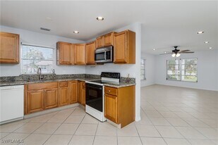 180 Cypress Way E in Naples, FL - Building Photo