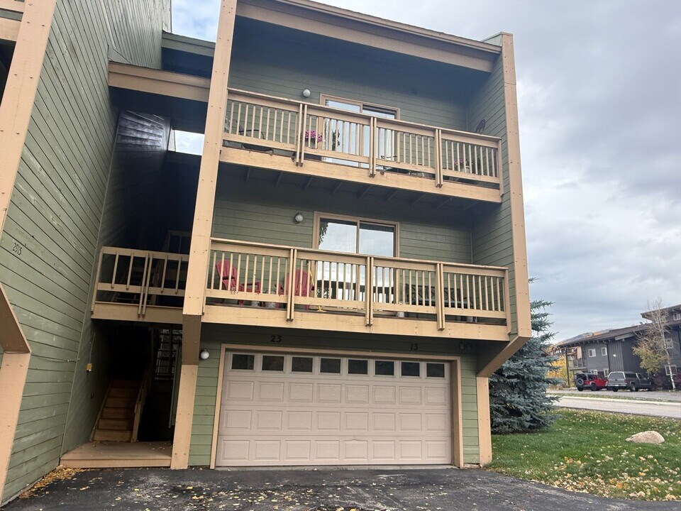 2915 Chinook Ln in Steamboat Springs, CO - Building Photo