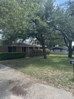 303 S 6th St in Pflugerville, TX - Foto de edificio - Building Photo