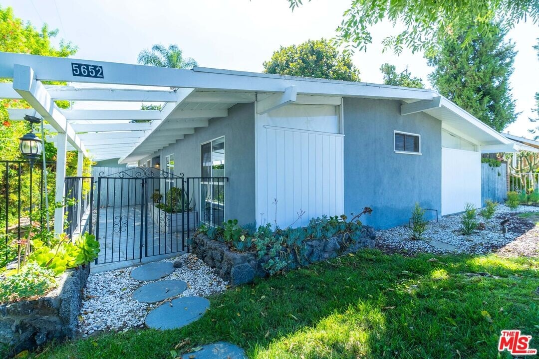 5652 Fallbrook Ave in Los Angeles, CA - Building Photo