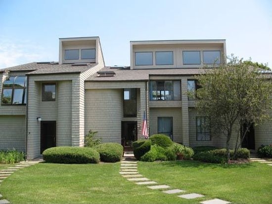 Stepping Stone Condominiums in Montauk, NY - Building Photo