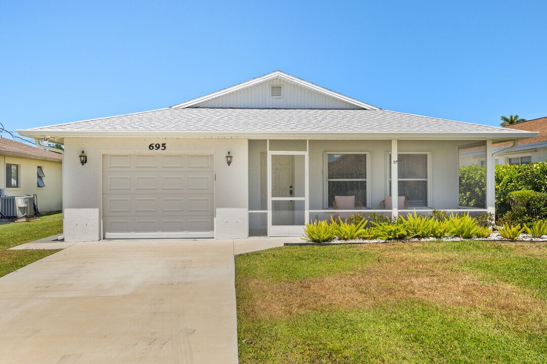 695 104th Ave N in Naples, FL - Foto de edificio