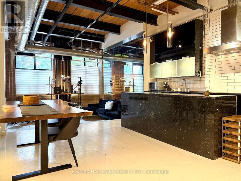 43 Hanna Ave in Toronto, ON - Building Photo