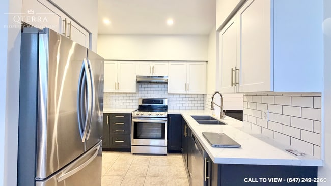 388 Prince Of Wales Dr in Mississauga, ON - Building Photo - Building Photo