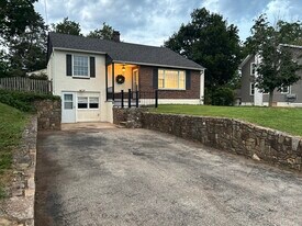15 E Pothouse Rd in Phoenixville, PA - Building Photo