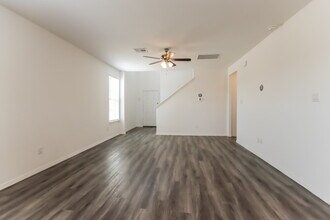 20975 Endeavor St in Porter, TX - Foto de edificio - Building Photo