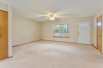 4 Douglas Dr in Mabank, TX - Foto de edificio - Building Photo