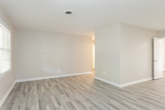 Carolina Pines Apartments in Fayetteville, NC - Building Photo - Interior Photo