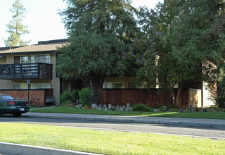 Oak Brook Apartments in Fresno, CA - Building Photo - Building Photo