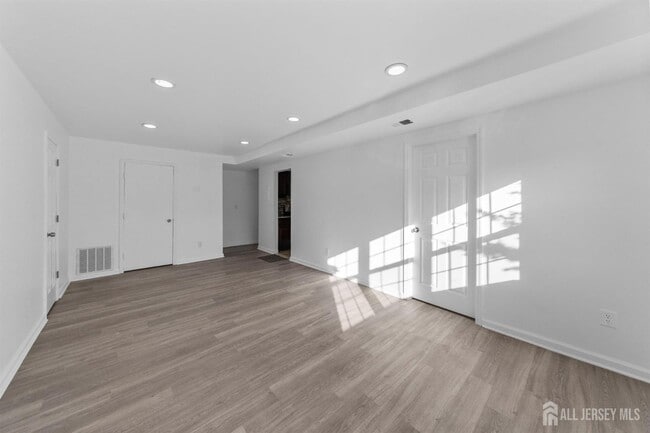 125 College Dr in Edison, NJ - Building Photo - Building Photo