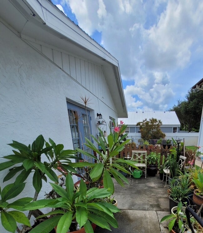 1358 Highlands Dr, Unit B2 in Naples, FL - Building Photo - Building Photo