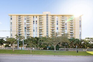 2350 NE 135th St in North Miami, FL - Building Photo