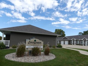 Evergreen Townhomes in Madison, SD - Building Photo - Building Photo