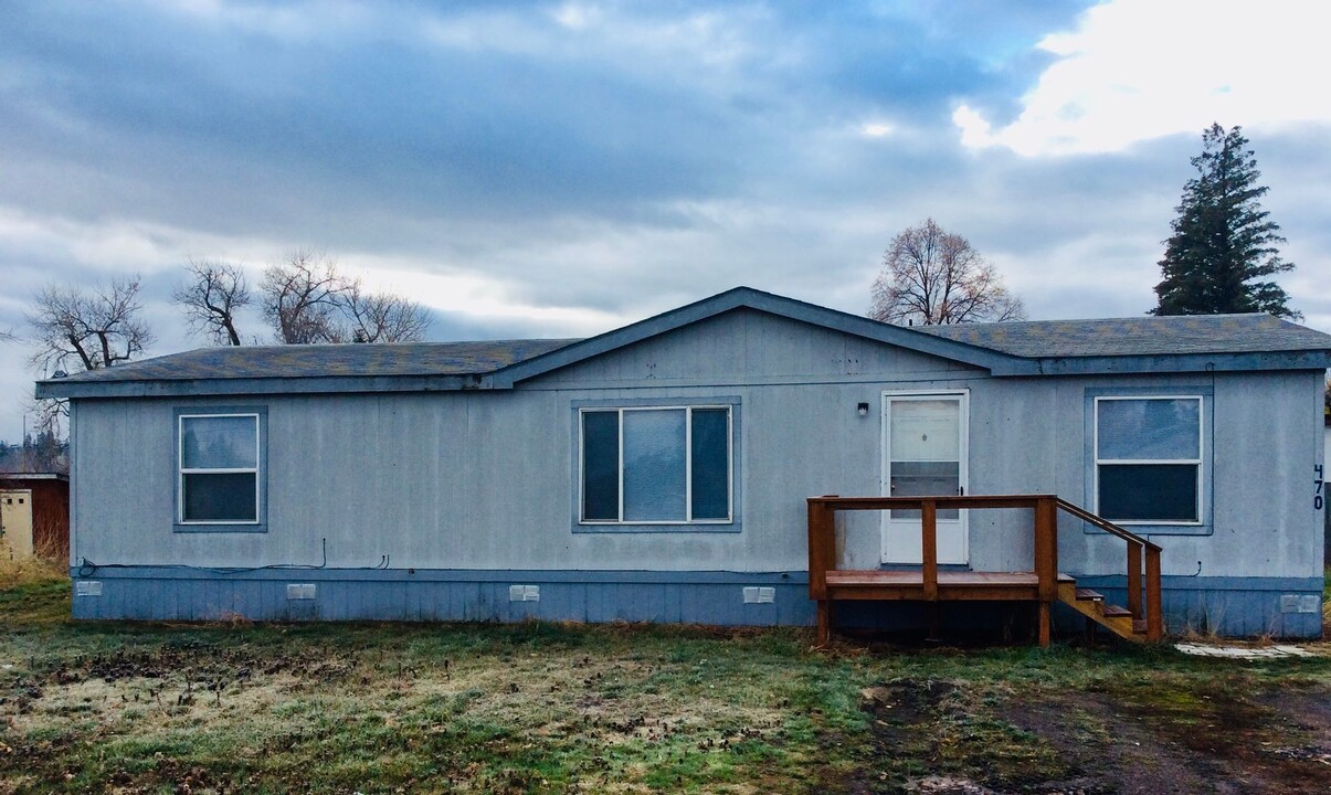 470 Cedar St in Elgin, OR - Building Photo