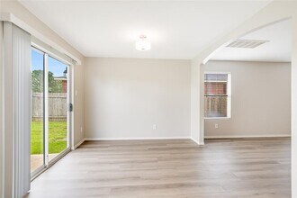 202 Woodley Rd in Leander, TX - Foto de edificio - Building Photo