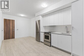 251 Manitoba St in Toronto, ON - Building Photo - Building Photo