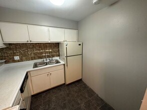 5700 W Wahner Ave in Brown Deer, WI - Foto de edificio - Building Photo